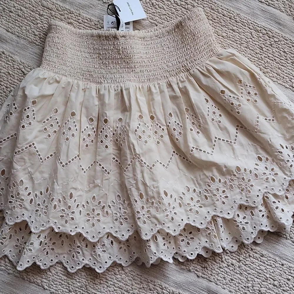 ZARA Adorable Cream Lace Skirt.‎ Size S
